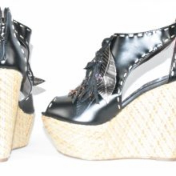 DEVOUR - Picture 3 of 4